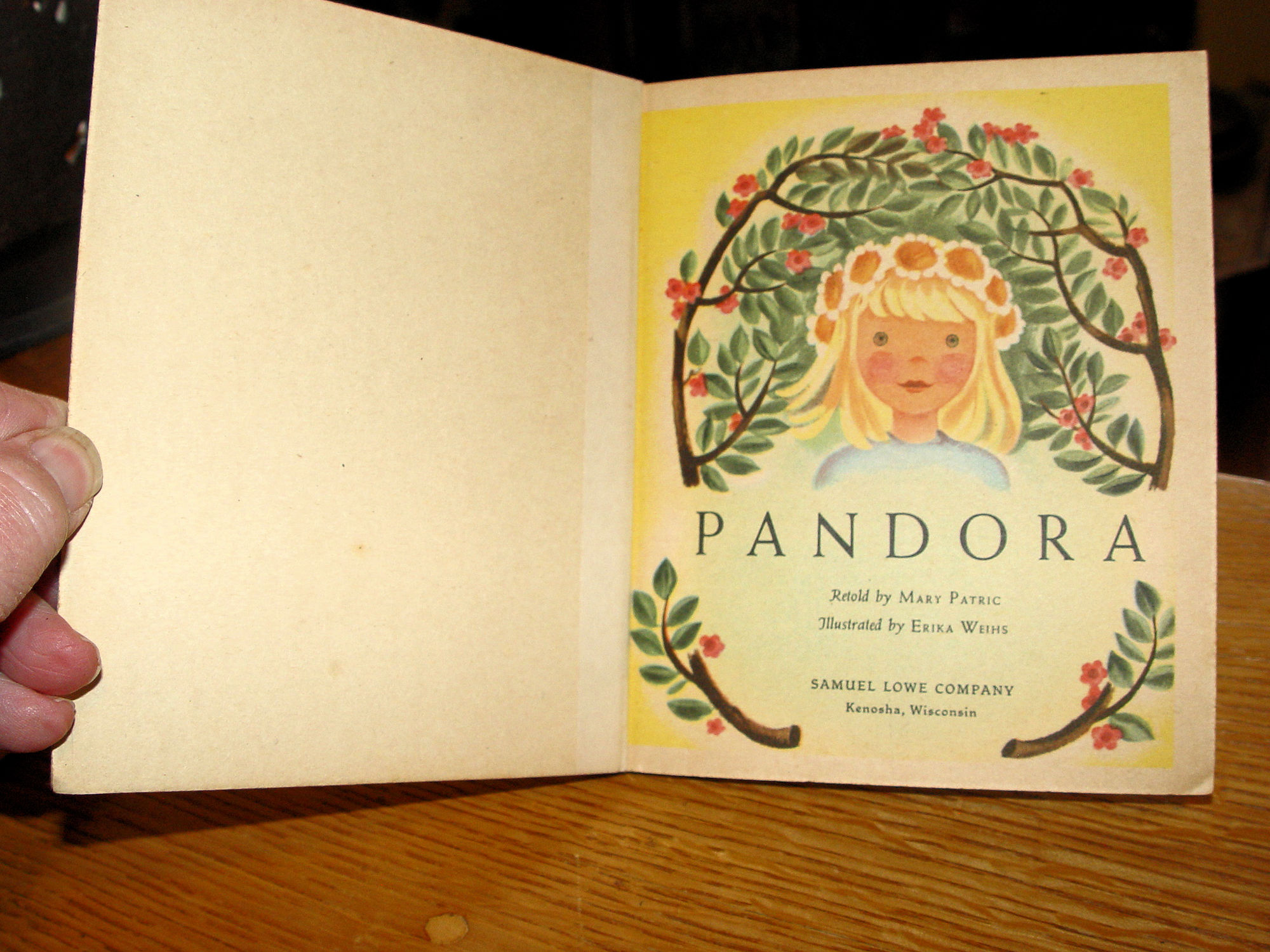 Pandora, A Sturdibilt Book, 1945 -
VINTAGE Children's / Samuel Lowe