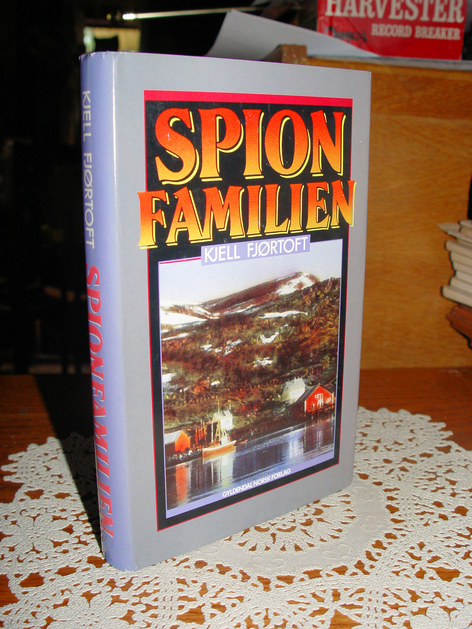 Spionfamilien by
                        Kjell Fjortoft 1986 - Norwegian, WWII Story