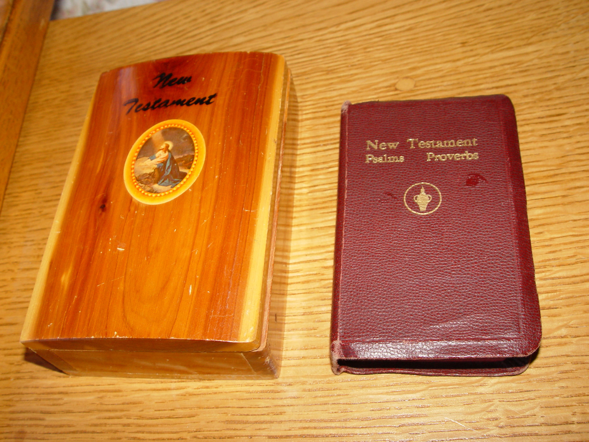 Vintage Wooden
                        Cedar The Gideons New Testament Box and Bible